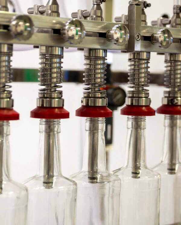 Llenadora y tapadora de botellas