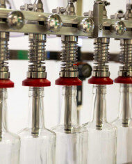 Llenadora y tapadora de botellas